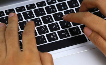 QWERTY: ทำลายความเชื่อเรื่อง ‘ประสิทธิภาพ’ หรือแค่ ‘ความเคยชิน’ ที่ฝังรากลึก QWERTY: ทำลายความเชื่อเรื่อง 'ประสิทธิภาพ' หรือแค่ 'ความเคยชิน' ที่ฝังรากลึก